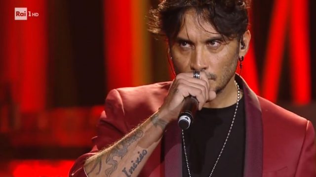 Una storia da cantare 23 noevmbre diretta - Fabrizio Moro canta Tu non mi basti mai