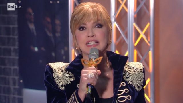 Milly Carlucci presenta i cantanti mascherati