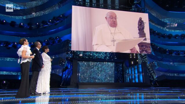 Sanremo 2025 prima serata Papa Francesco